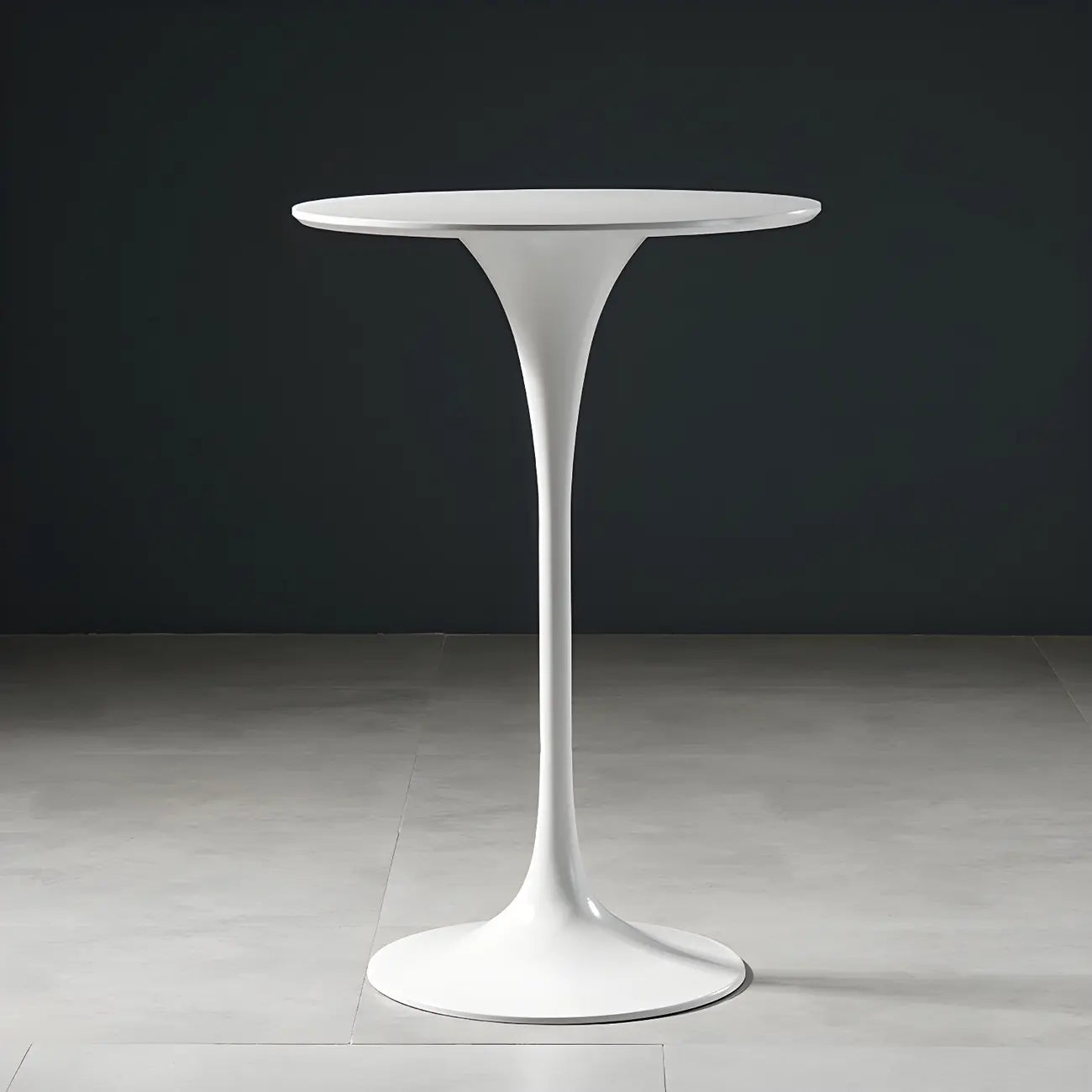 Table de bar ronde et haute de style bistro, avec pied central.
