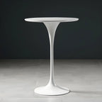 Table de bar ronde et haute de style bistro, avec pied central.