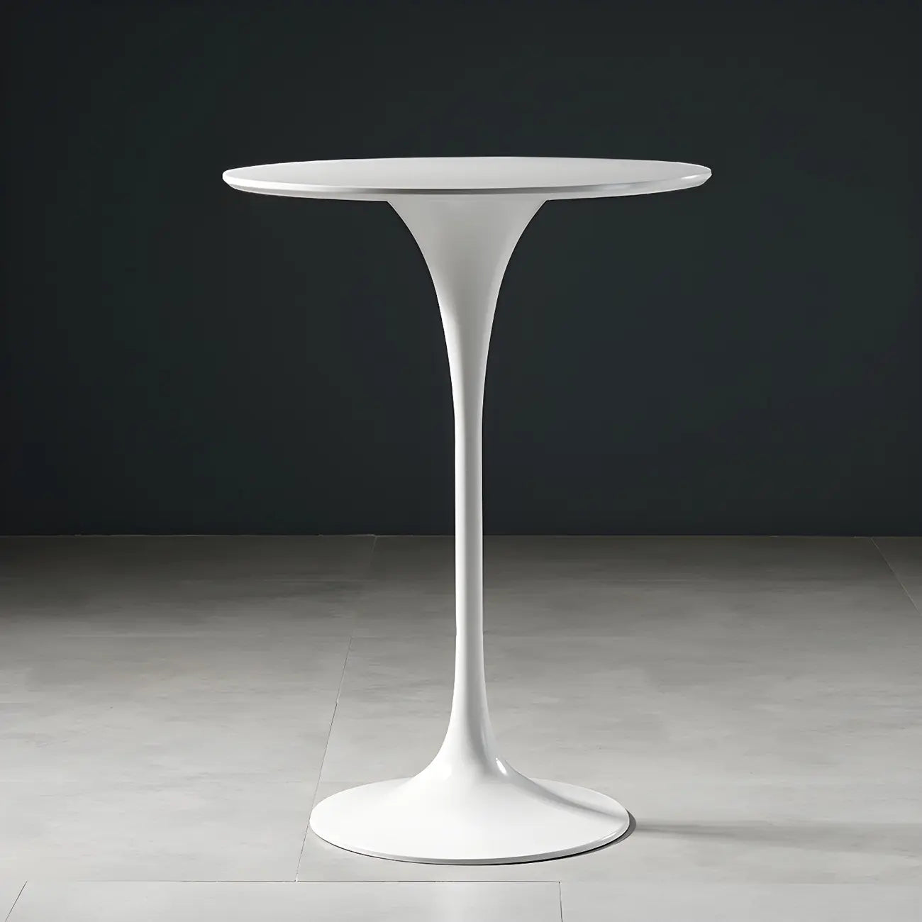 Table de bar ronde et haute de style bistro, avec pied central.