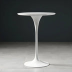 Table de bar ronde et haute de style bistro, avec pied central.