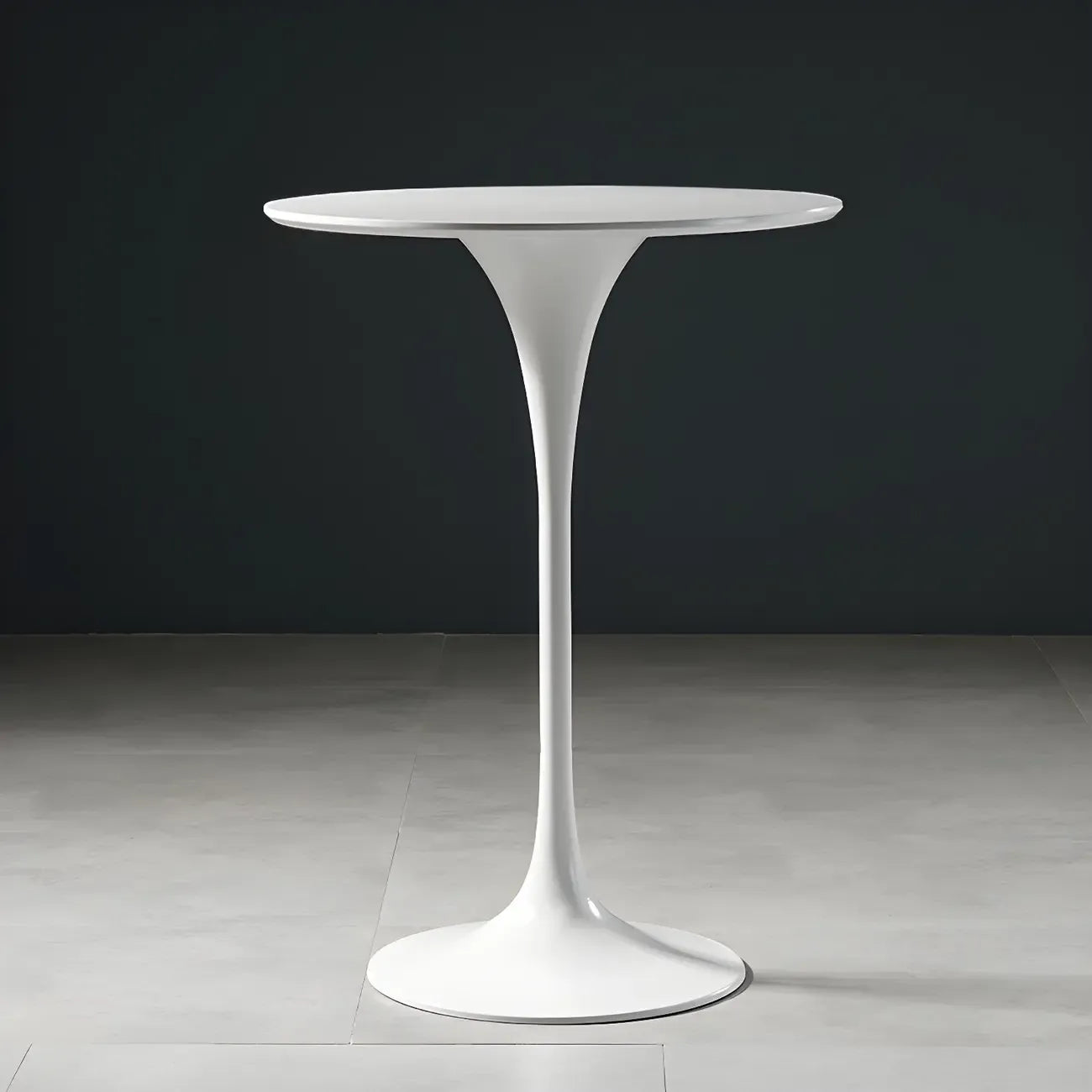 Table de bar ronde et haute de style bistro, avec pied central.