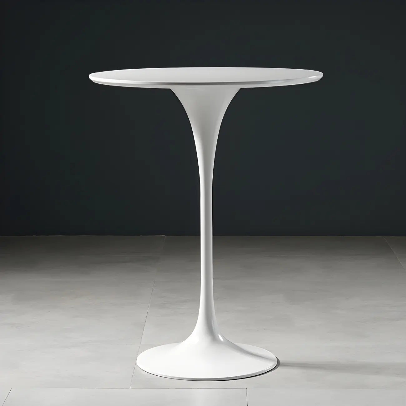 Table de bar ronde et haute de style bistro, avec pied central.