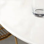 Table de bar ronde et haute de style bistro, avec pied central.