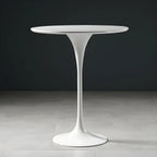 Table de bar ronde et haute de style bistro, avec pied central.