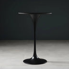 Table de bar ronde et haute de style bistro, avec pied central.