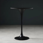 Table de bar ronde et haute de style bistro, avec pied central.