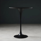 Table de bar ronde et haute de style bistro, avec pied central.