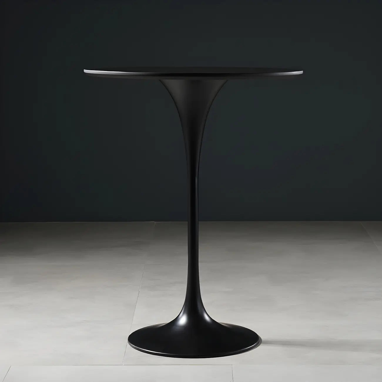 Table de bar ronde et haute de style bistro, avec pied central.