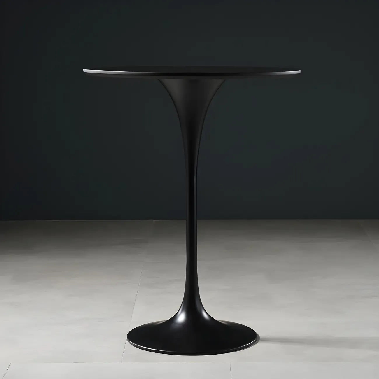 Table de bar ronde et haute de style bistro, avec pied central.