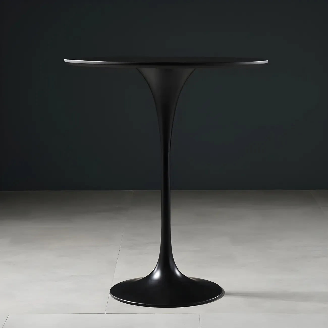 Table de bar ronde et haute de style bistro, avec pied central.