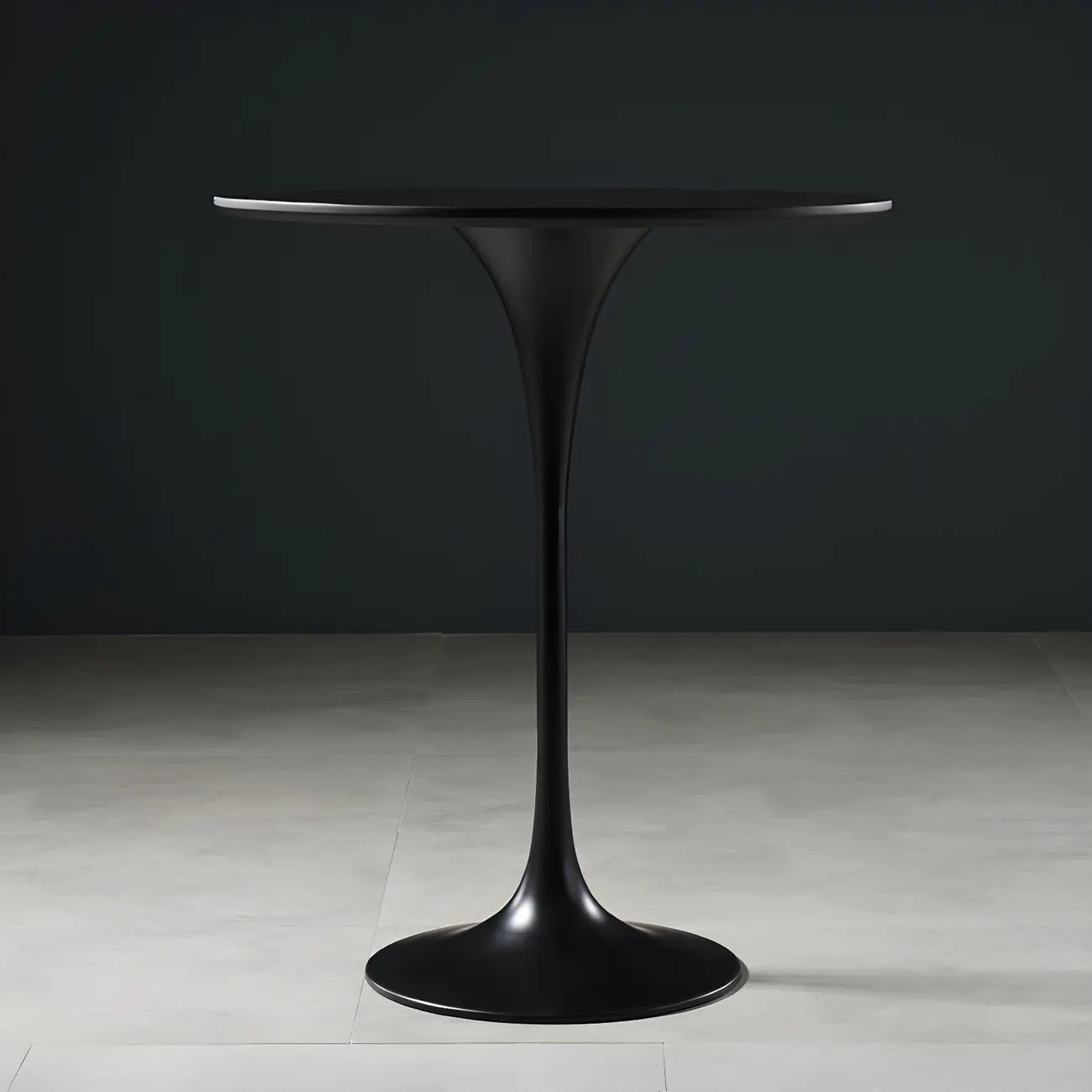 Table de bar ronde et haute de style bistro, avec pied central.