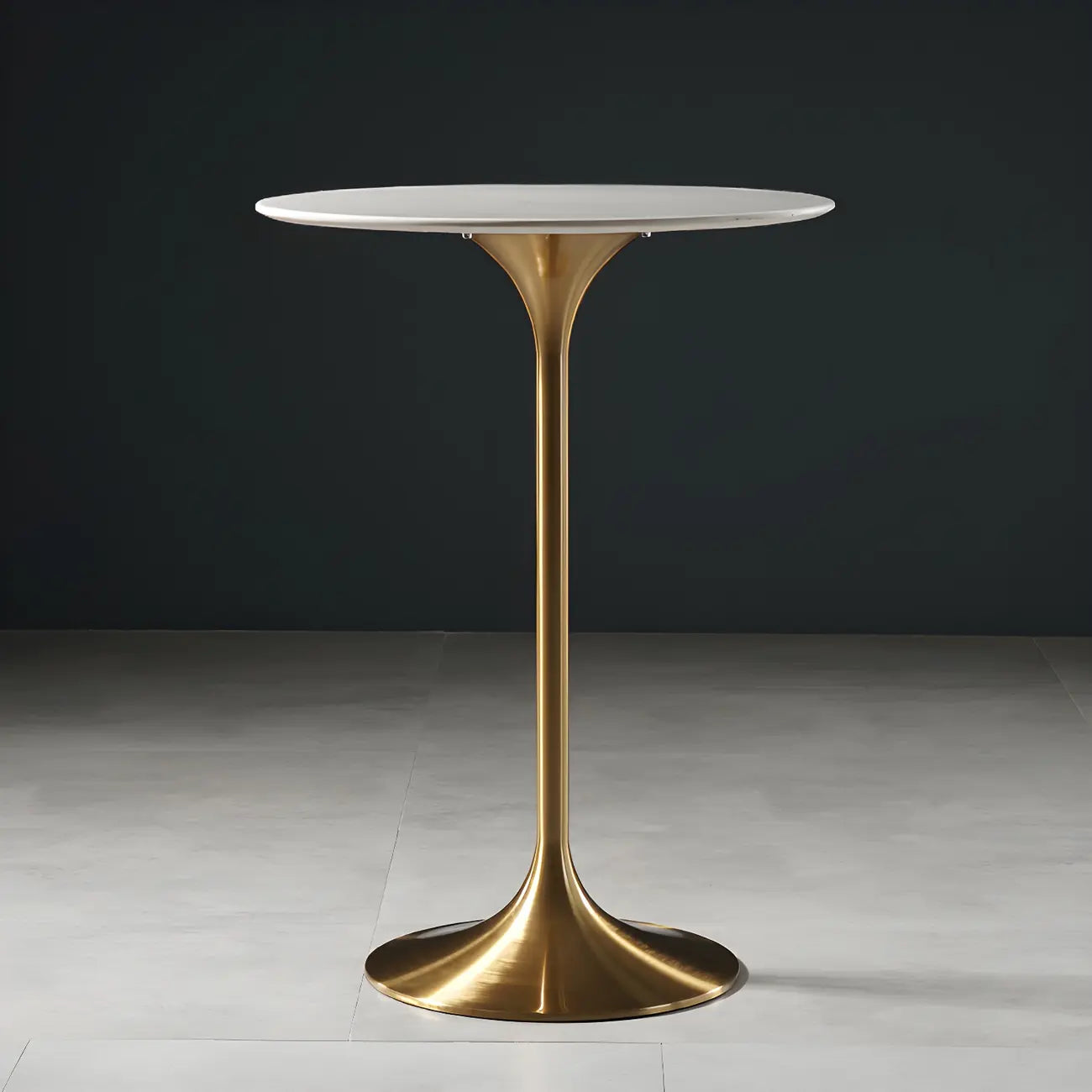 Table de bar ronde et haute de style bistro, avec pied central.