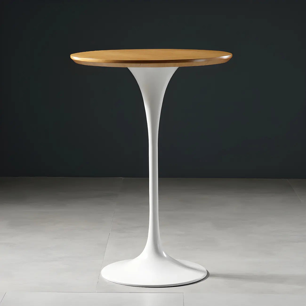 Table de bar ronde et haute de style bistro, avec pied central.