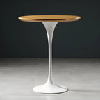 Table de bar ronde et haute de style bistro, avec pied central.