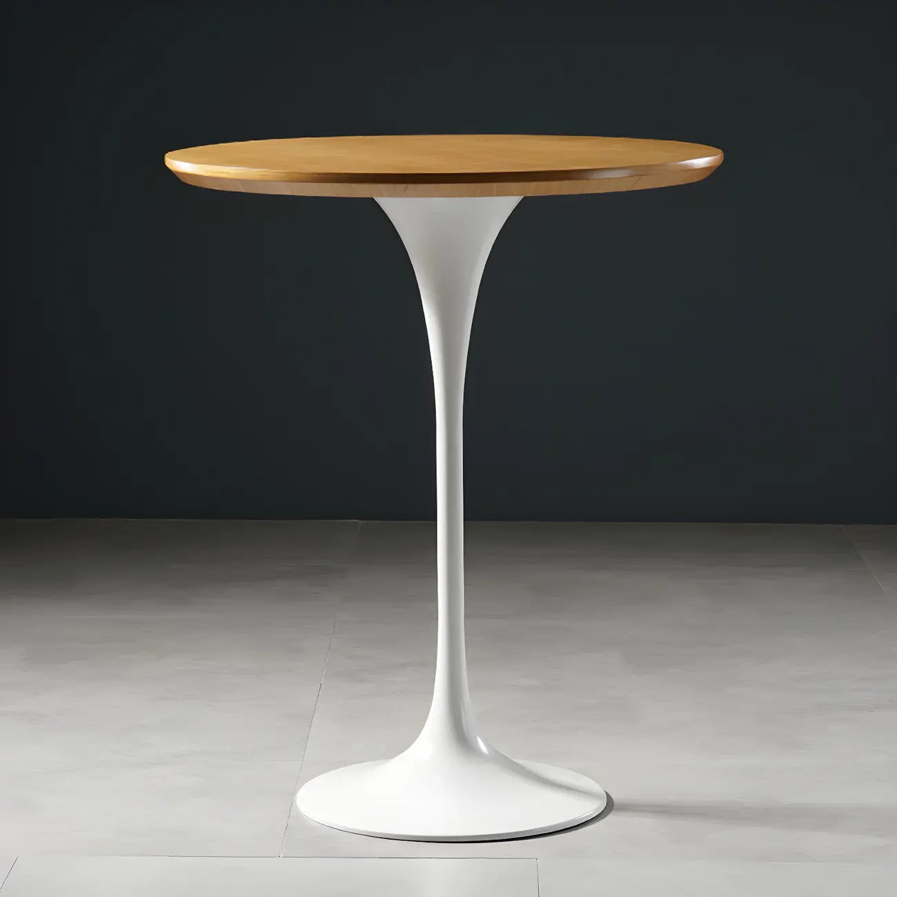 Table de bar ronde et haute de style bistro, avec pied central.