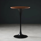 Table de bar ronde et haute de style bistro, avec pied central.
