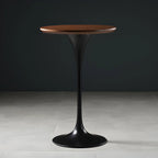 Table de bar ronde et haute de style bistro, avec pied central.