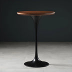 Table de bar ronde et haute de style bistro, avec pied central.