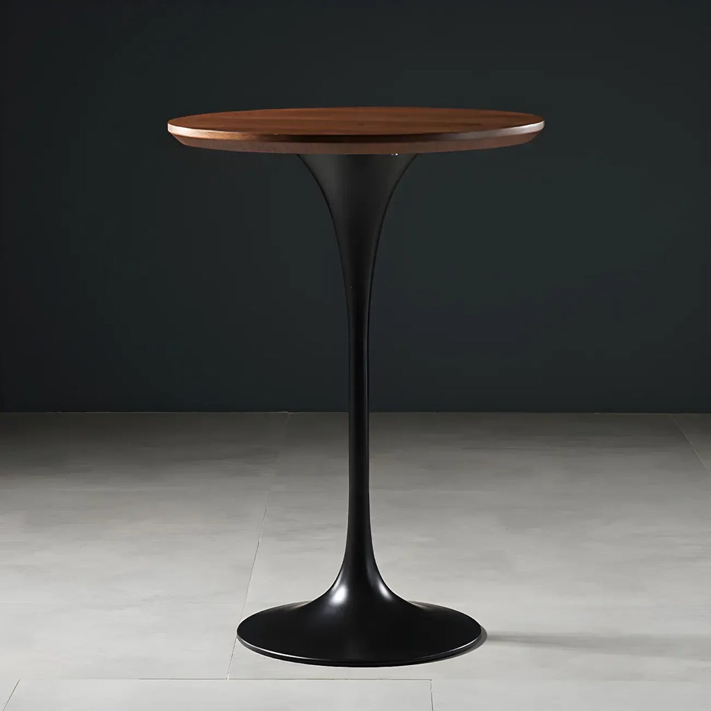 Table de bar ronde et haute de style bistro, avec pied central.