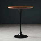 Table de bar ronde et haute de style bistro, avec pied central.