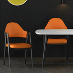 Chaise de salle à manger moderne en cuir avec dossier incurvé et accoudoirs ouverts