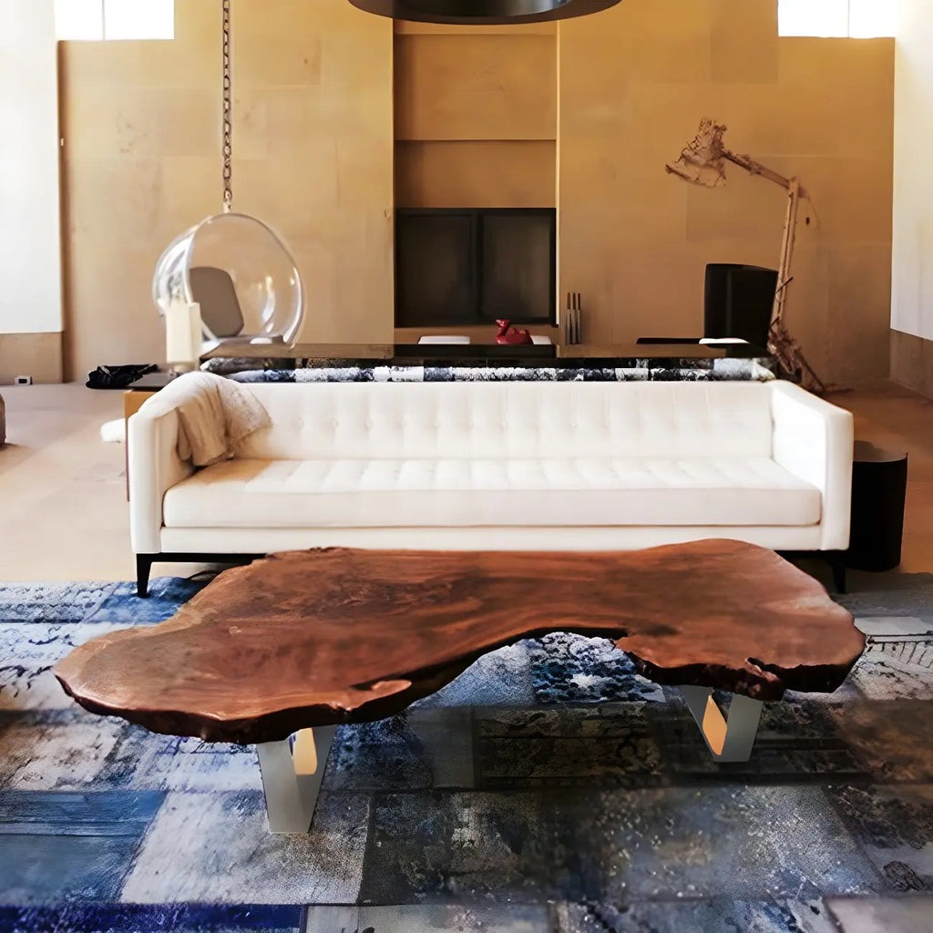 Table basse géométrique moderne avec plateau en bois rouge et piètement en acier