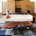 Table basse géométrique moderne avec plateau en bois rouge et piètement en acier