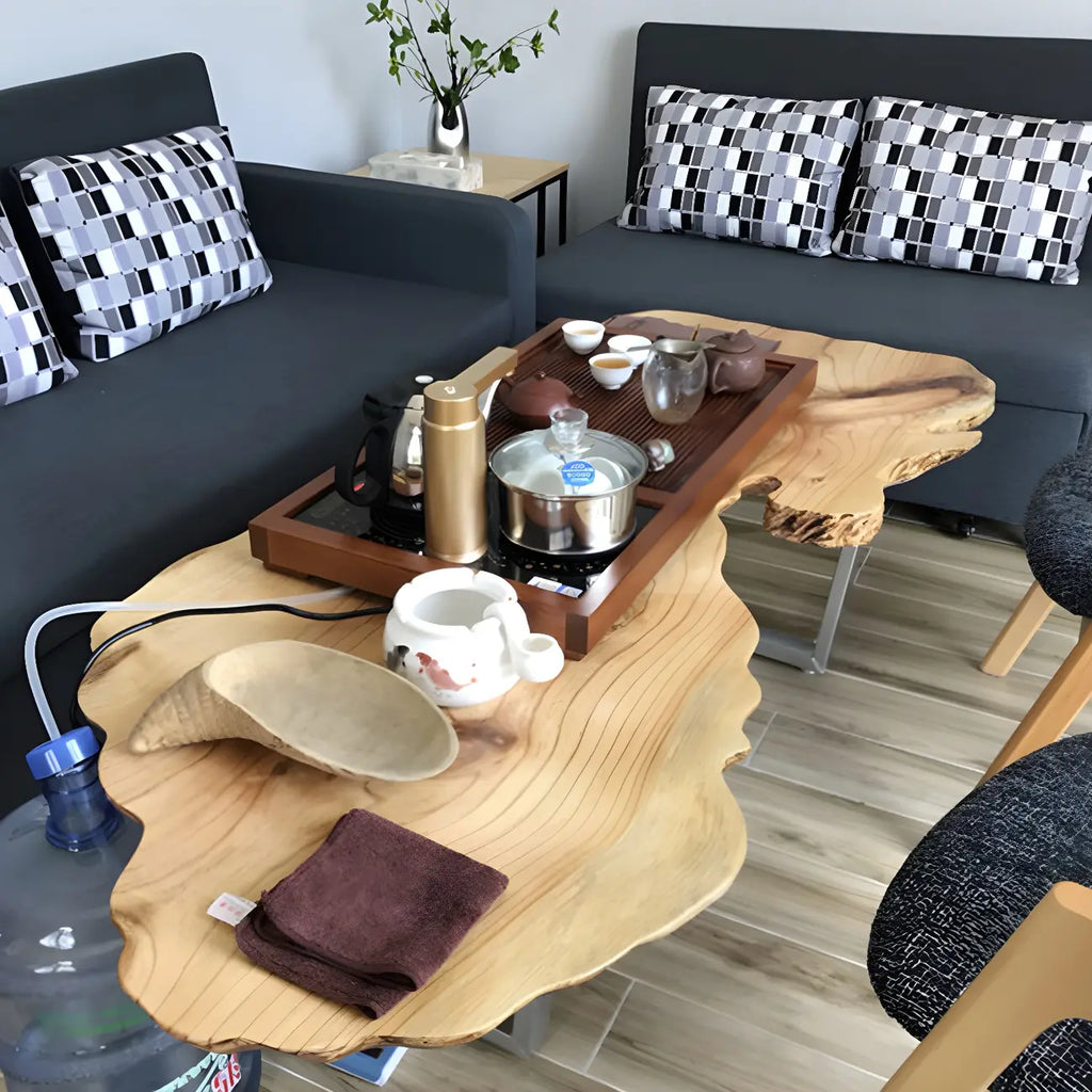 Table basse géométrique moderne avec plateau en bois rouge et piètement en acier