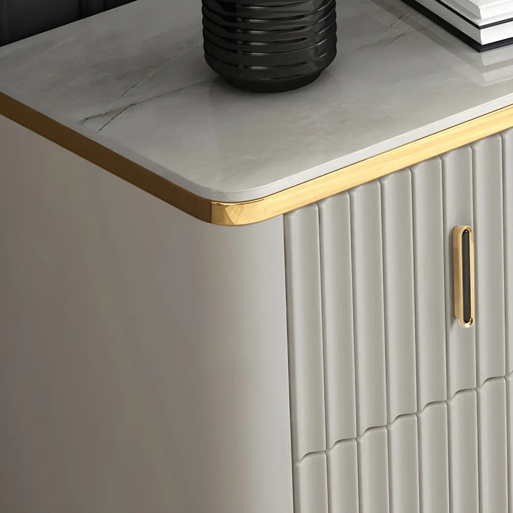 Commodes et coffres élégants en bois gris avec poignées dorées