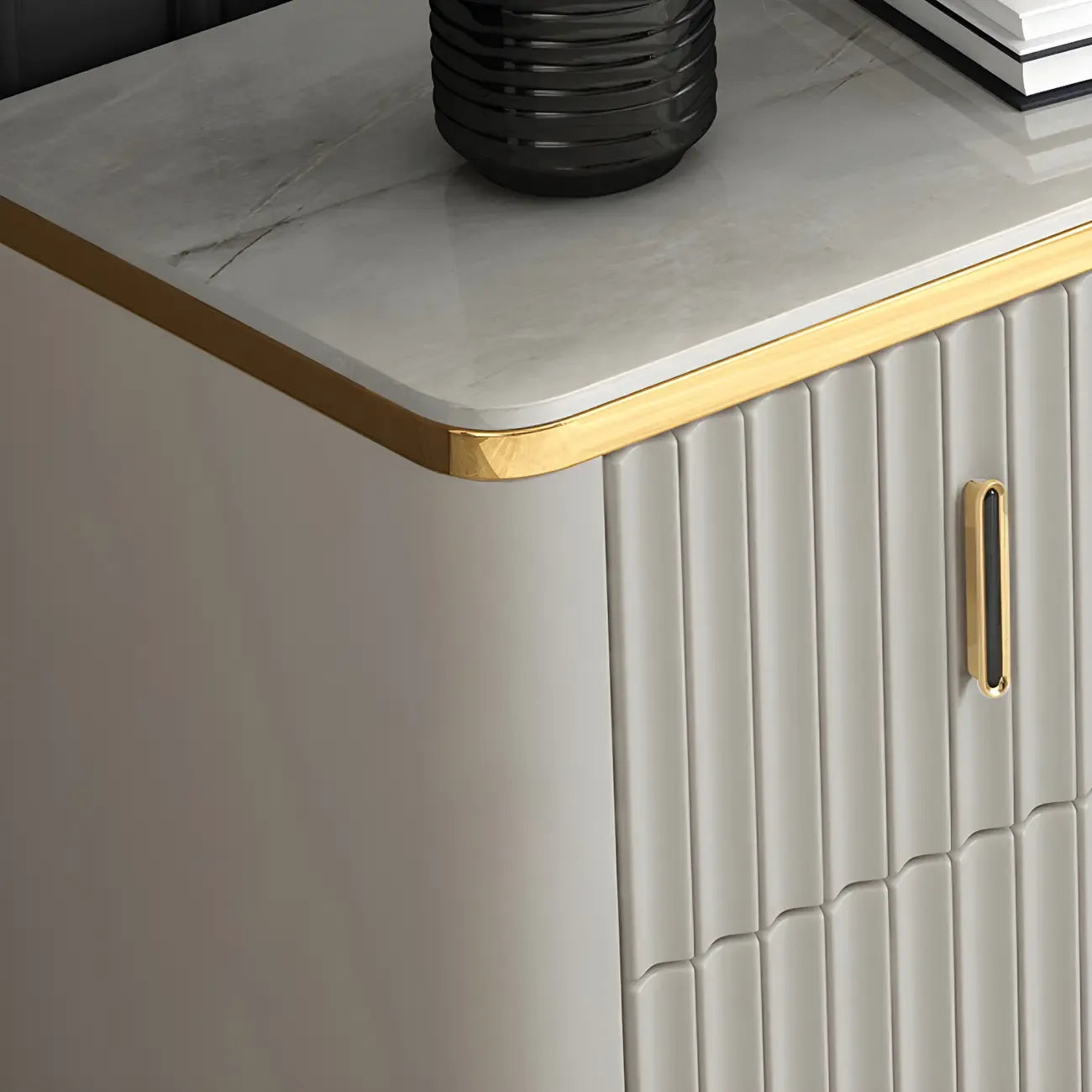 Commodes et coffres élégants en bois gris avec poignées dorées