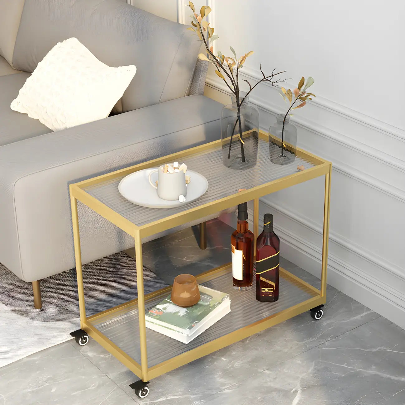 Table d'appoint rectangulaire à plateau supérieur en verre doré sur roulettes