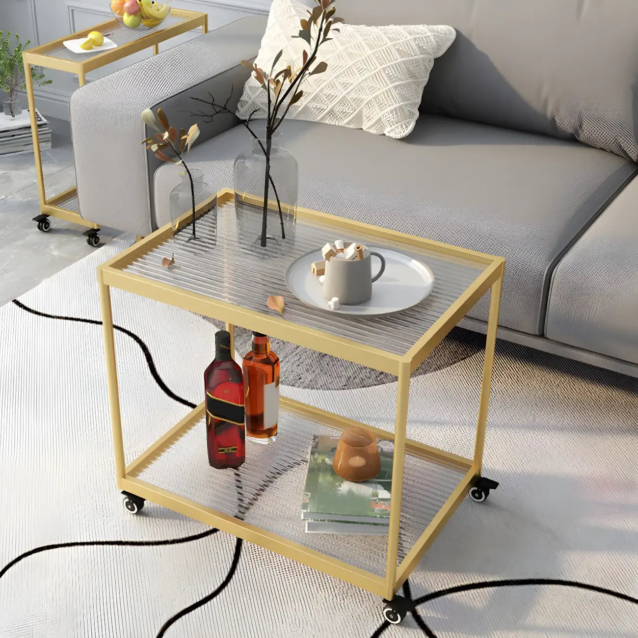 Table d'appoint rectangulaire à plateau supérieur en verre doré sur roulettes