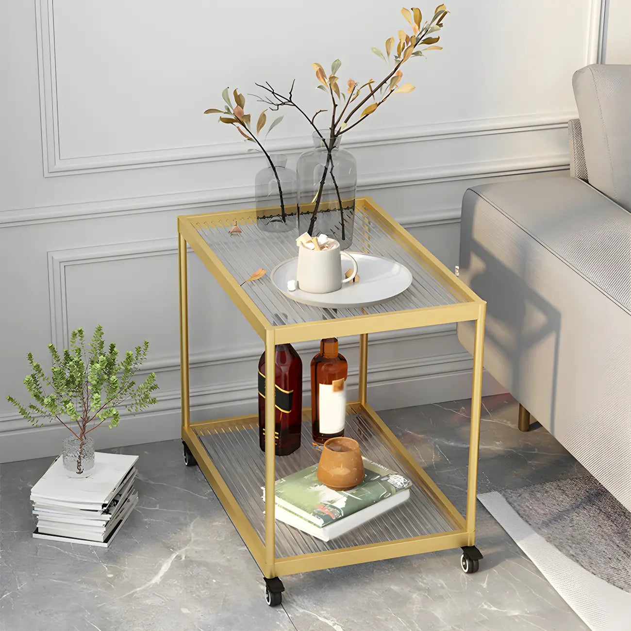 Table d'appoint rectangulaire à plateau supérieur en verre doré sur roulettes