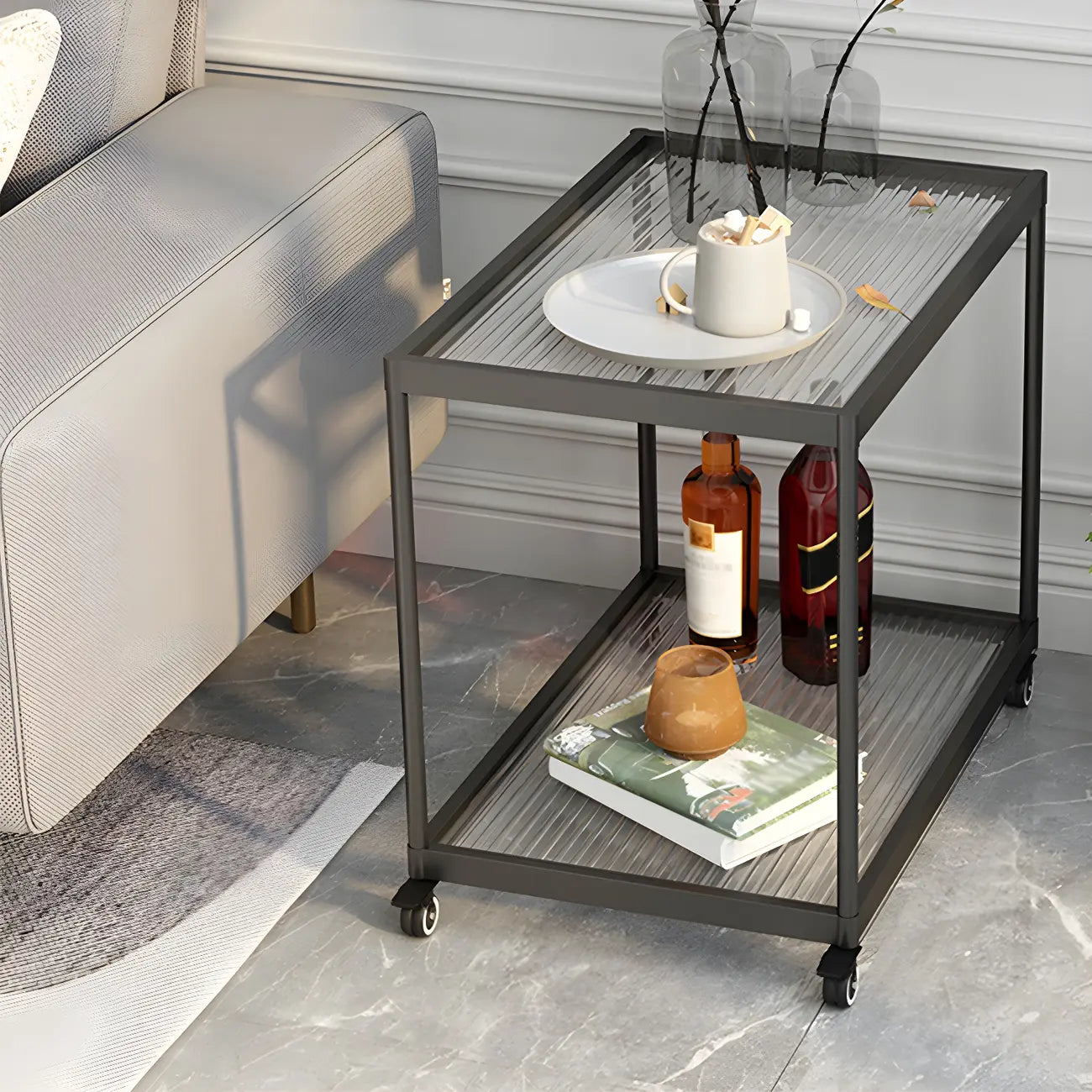 Table d'appoint rectangulaire à plateau supérieur en verre doré sur roulettes