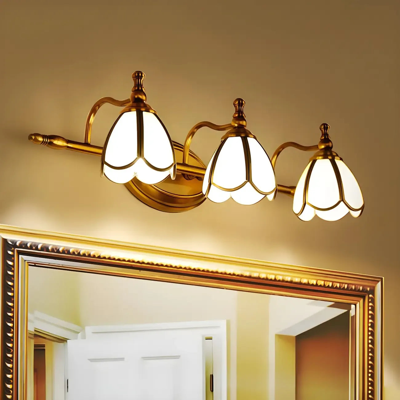Applique da bagno vintage in ottone floreale a 3 luci