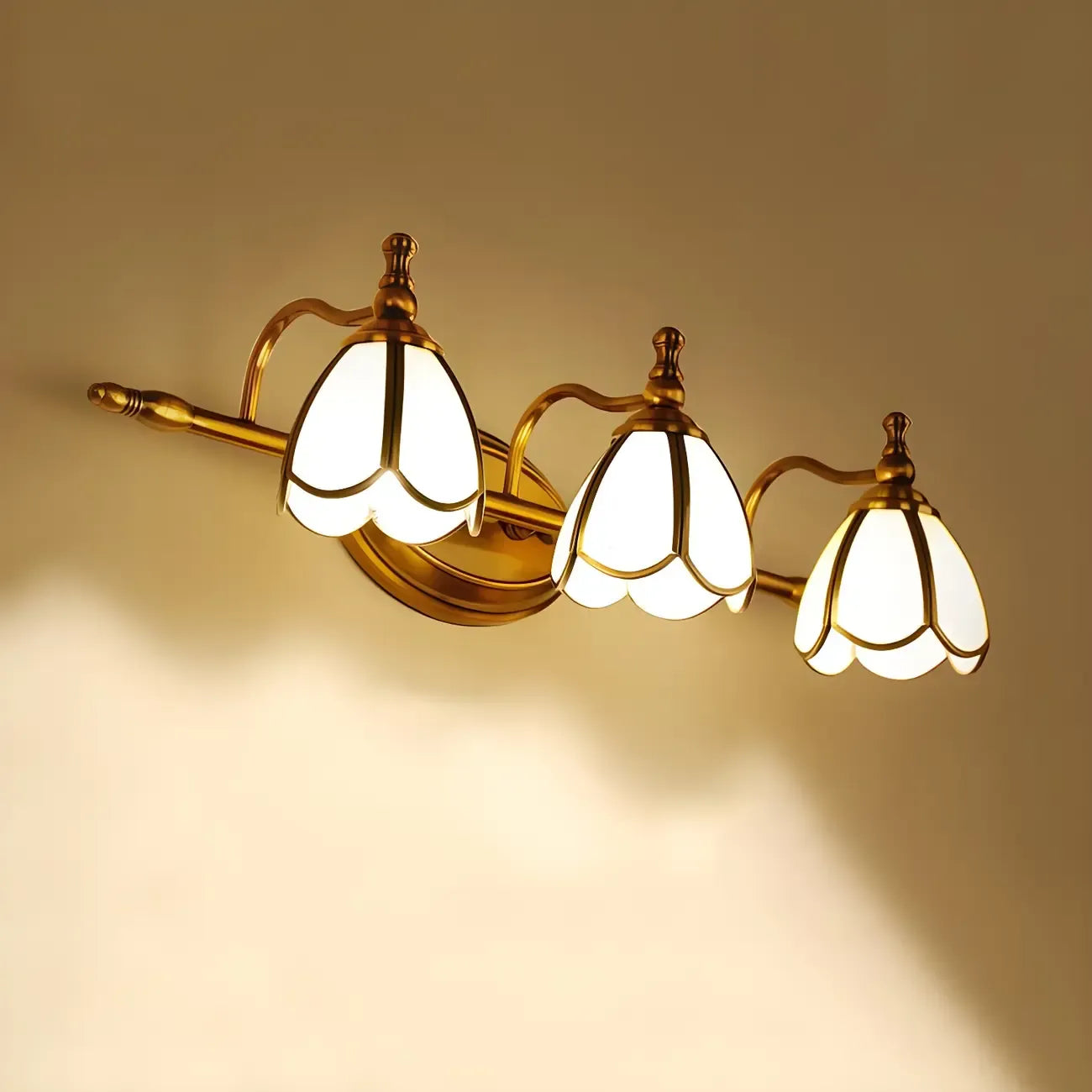 Applique da bagno vintage in ottone floreale a 3 luci
