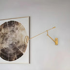 Applique murale à bras articulé avec abat-jour cylindrique en métal doré