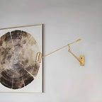 Applique murale à bras articulé avec abat-jour cylindrique en métal doré