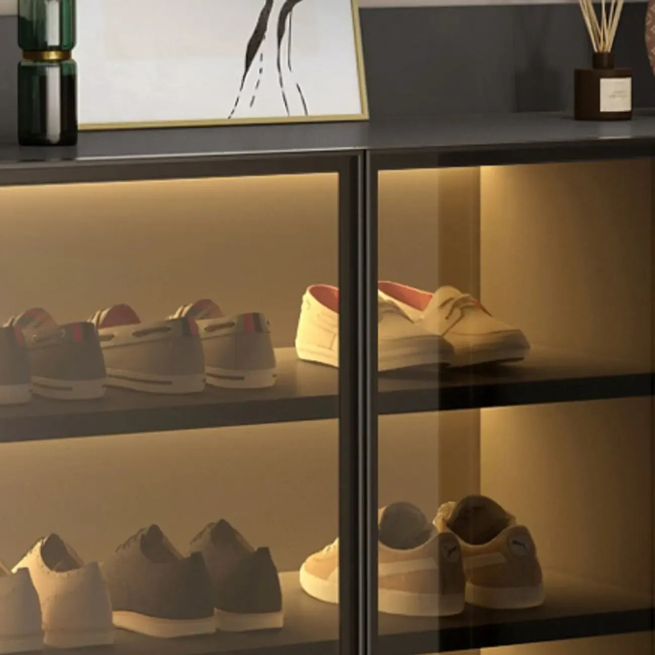 Meuble à chaussures éclairé par LED avec étagères réglables et portes transparentes