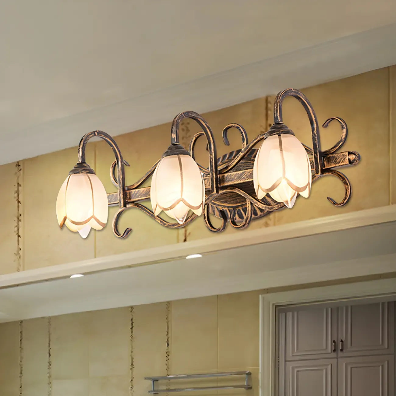 Lampada da bagno vintage in ottone anticato con fiori e vetro