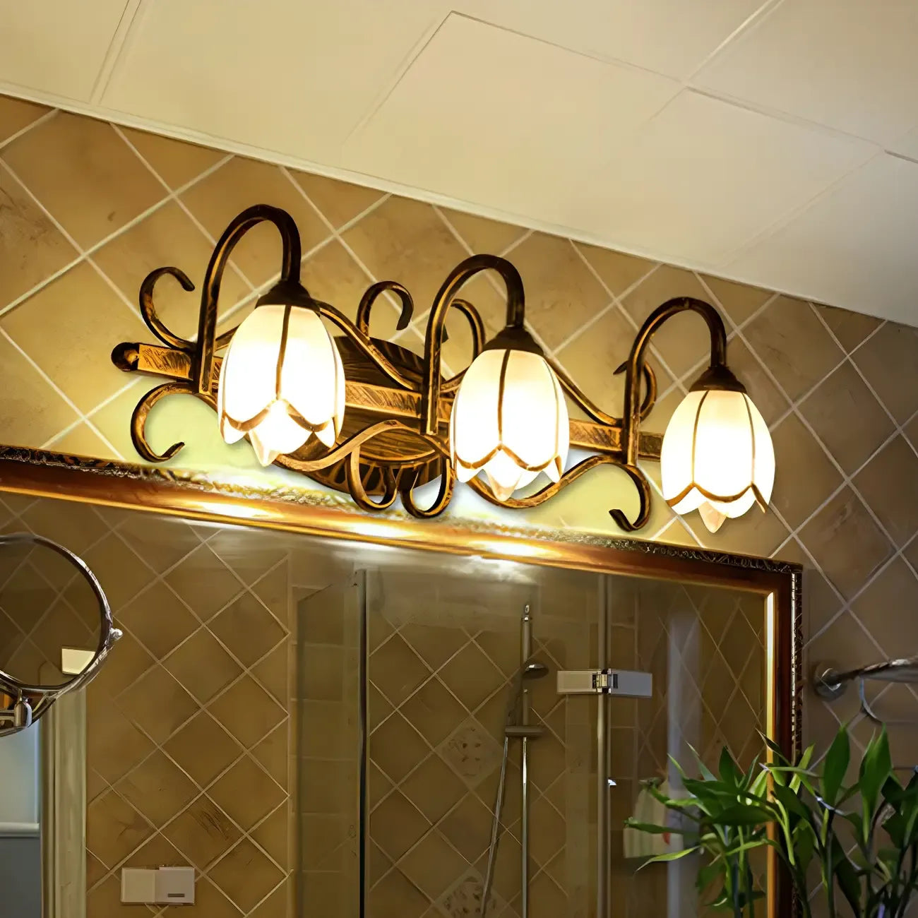 Lampada da bagno vintage in ottone anticato con fiori e vetro