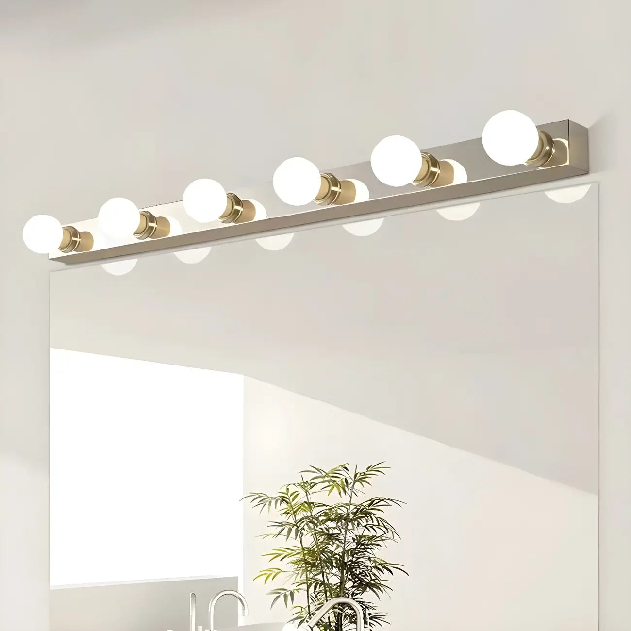 Luminaire moderne chromé à globe pour salle de bain