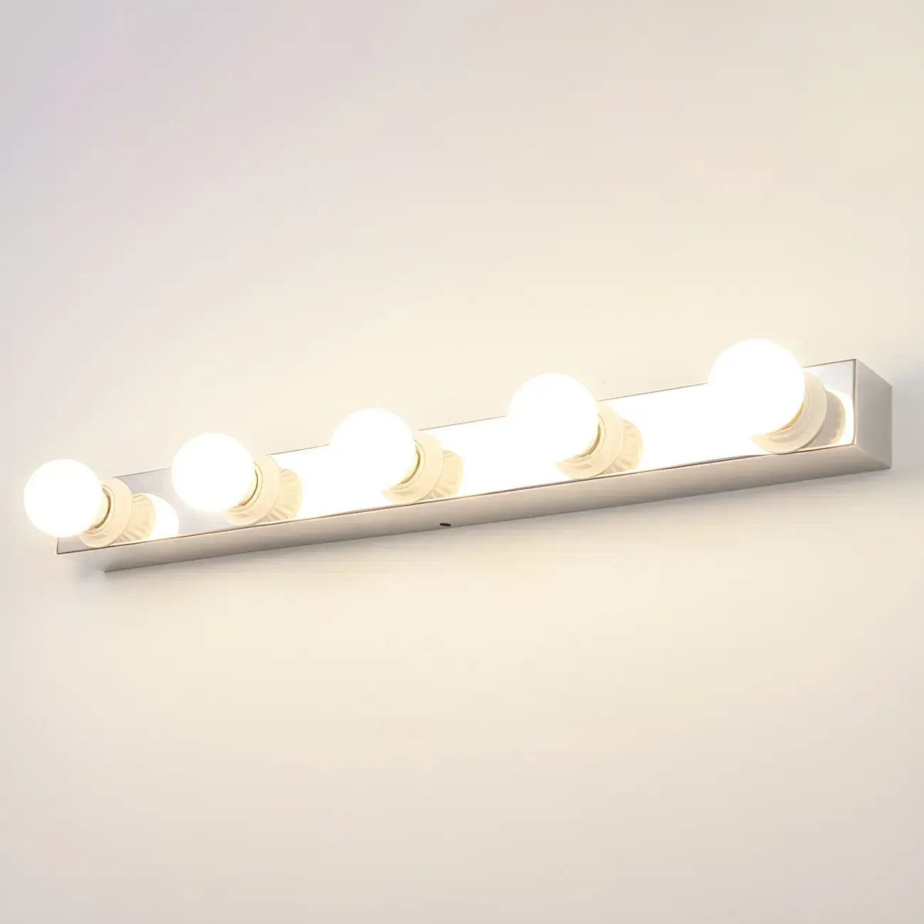 Luminaire moderne chromé à globe pour salle de bain