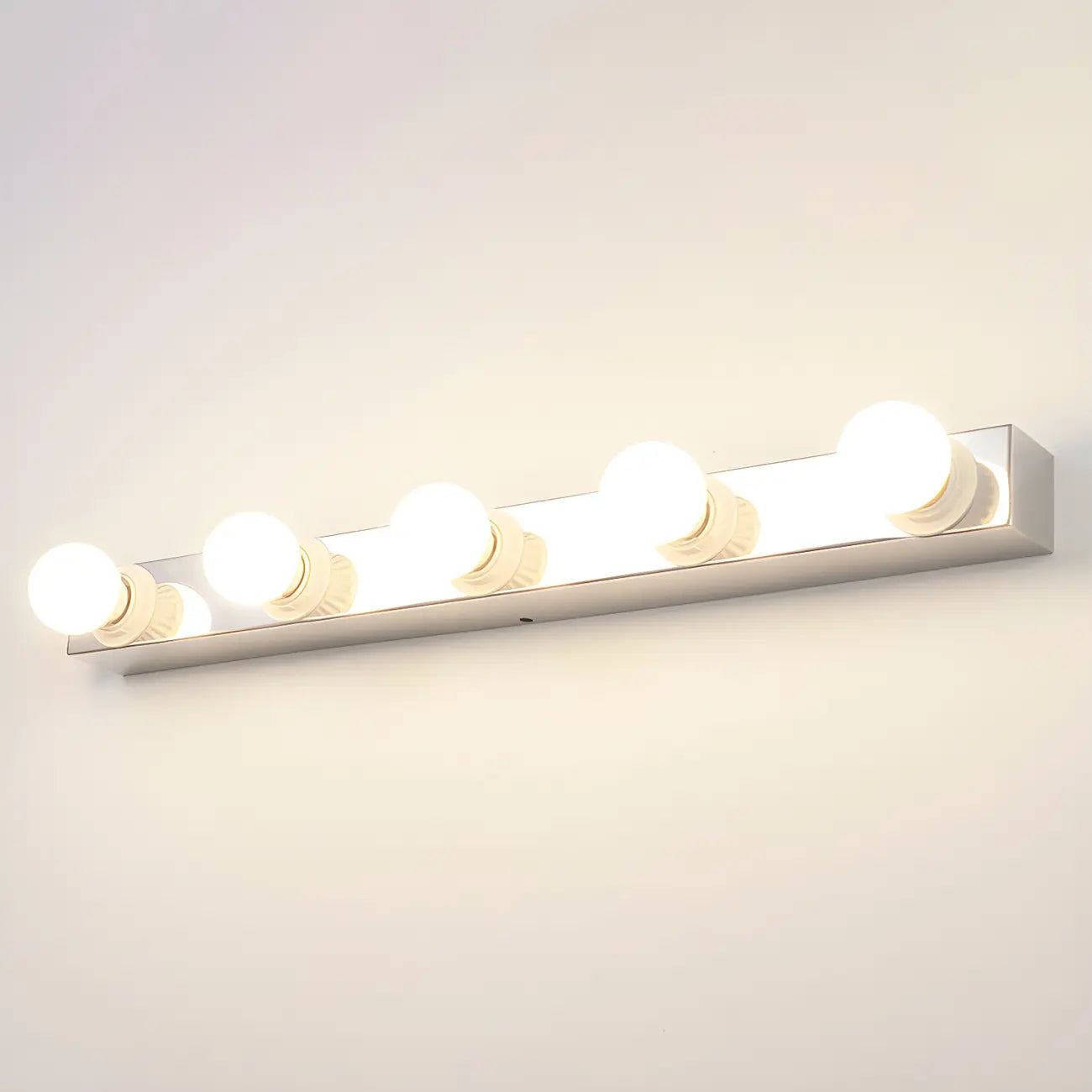 Luminaire moderne chromé à globe pour salle de bain
