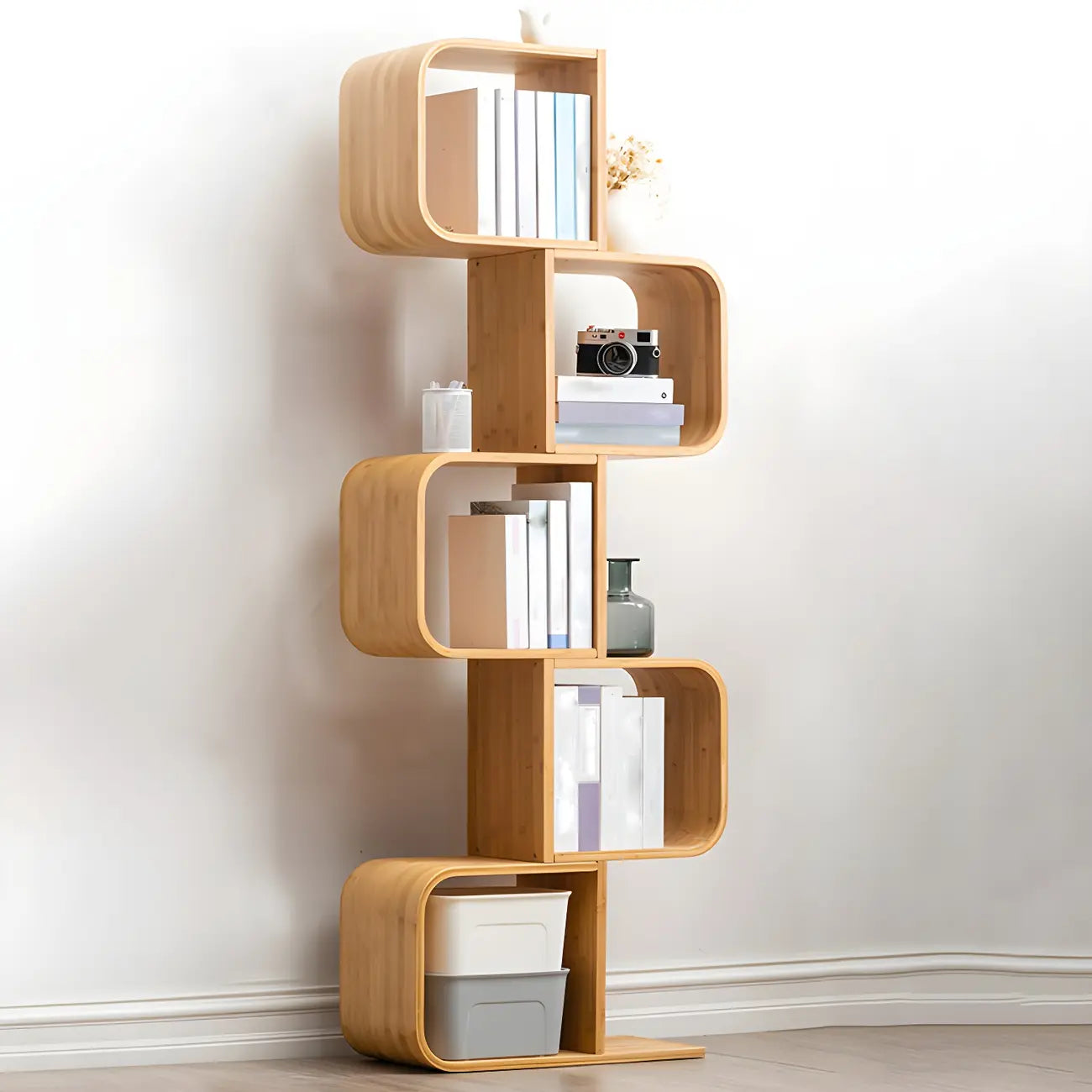 Bibliothèque verticale géométrique en bois de bambou finition naturelle