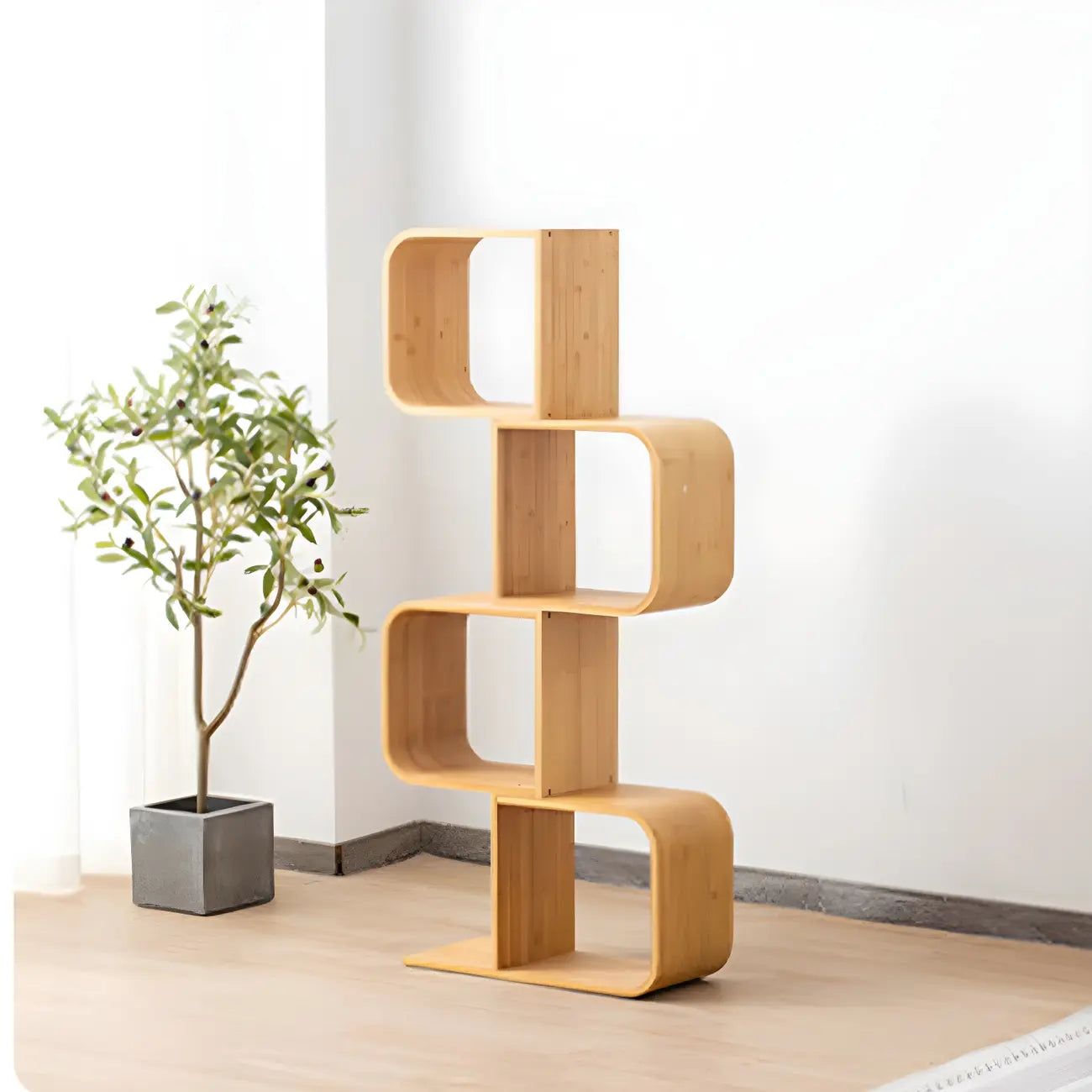Bibliothèque verticale géométrique en bois de bambou finition naturelle