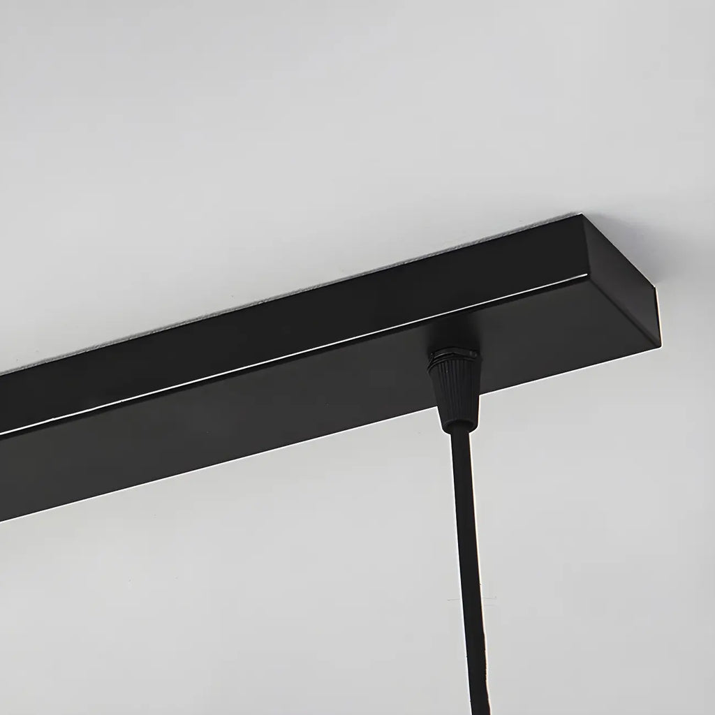 Suspension industrielle noire à plusieurs lumières