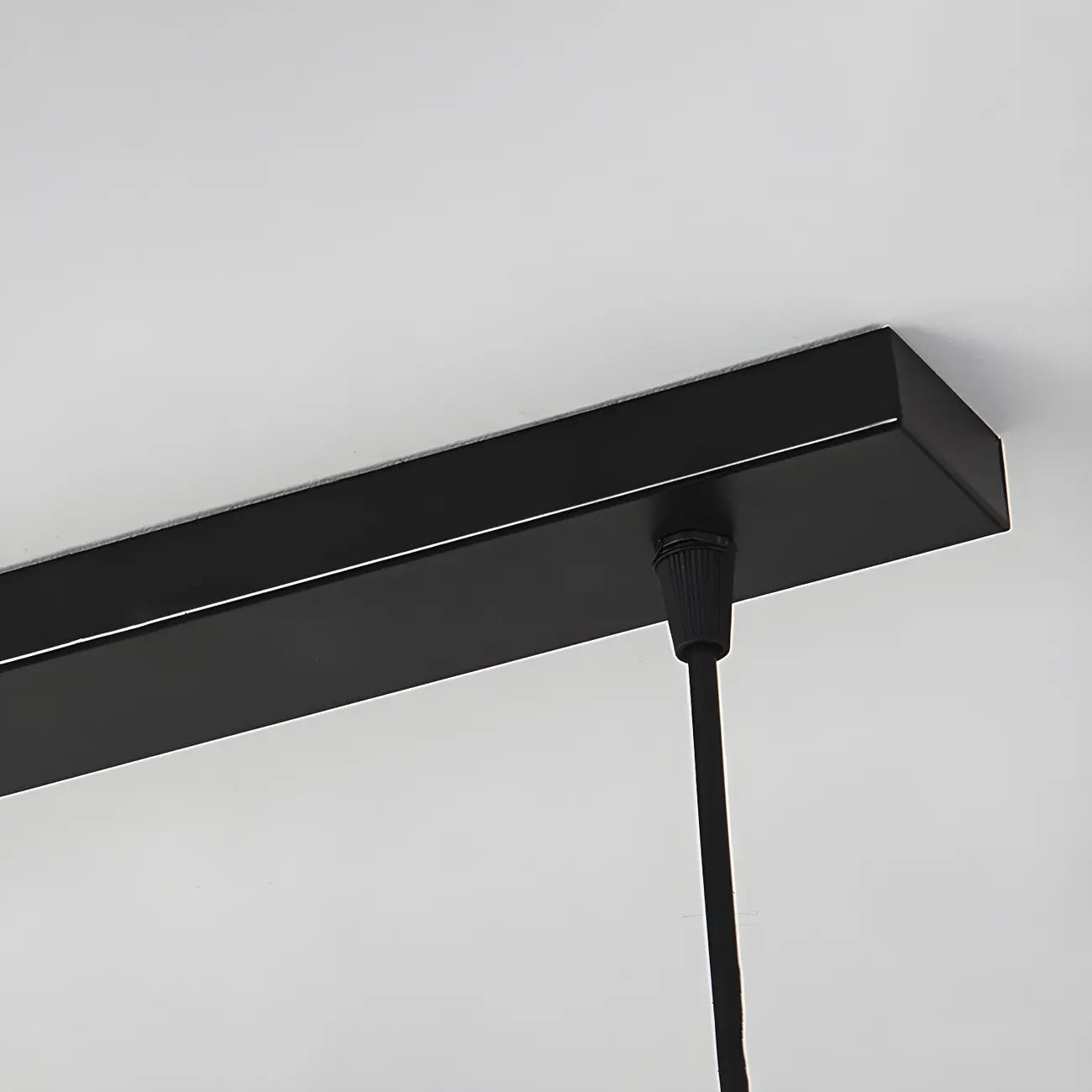 Suspension industrielle noire à plusieurs lumières
