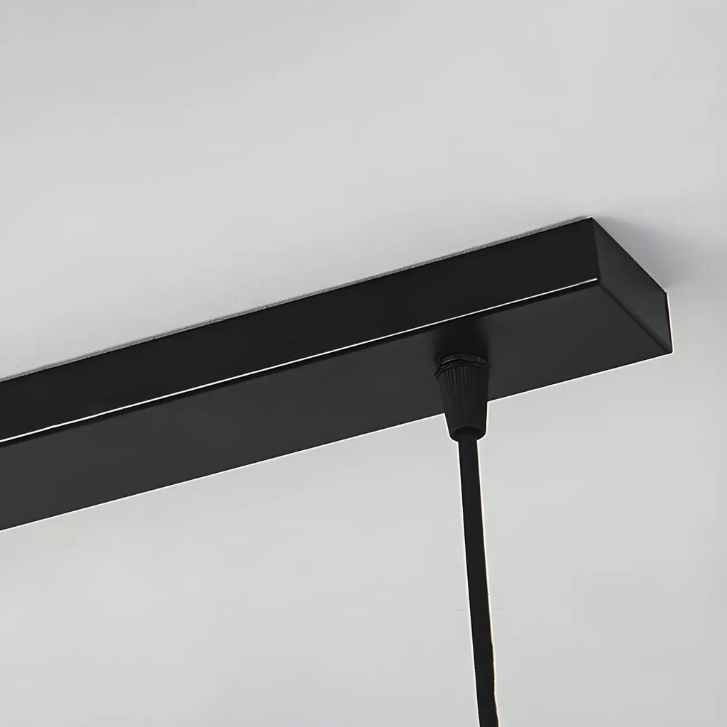 Suspension industrielle noire à plusieurs lumières