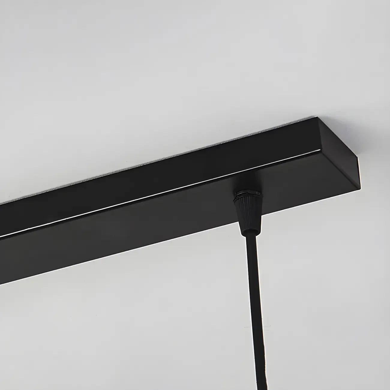 Suspension industrielle noire à plusieurs lumières